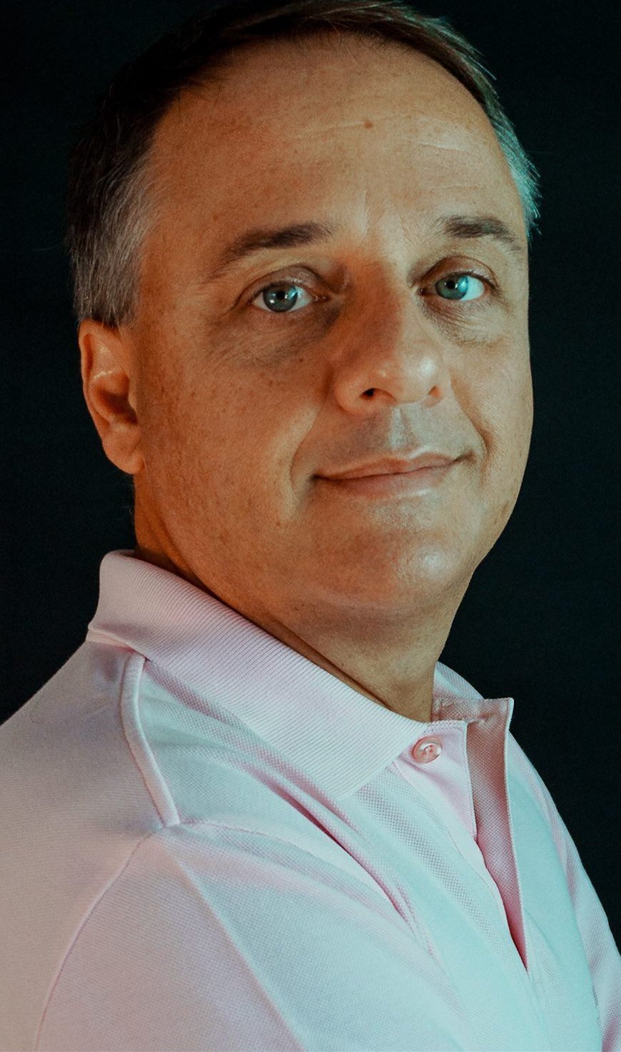 Dr. Leonardo Gomes em retrato de consultório