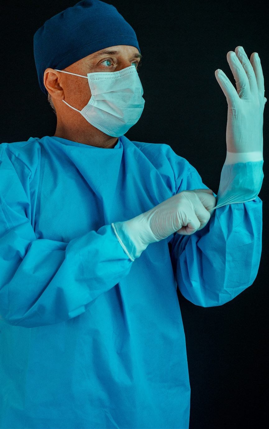 Dr. Leonardo Gomes paramentado para cirurgia