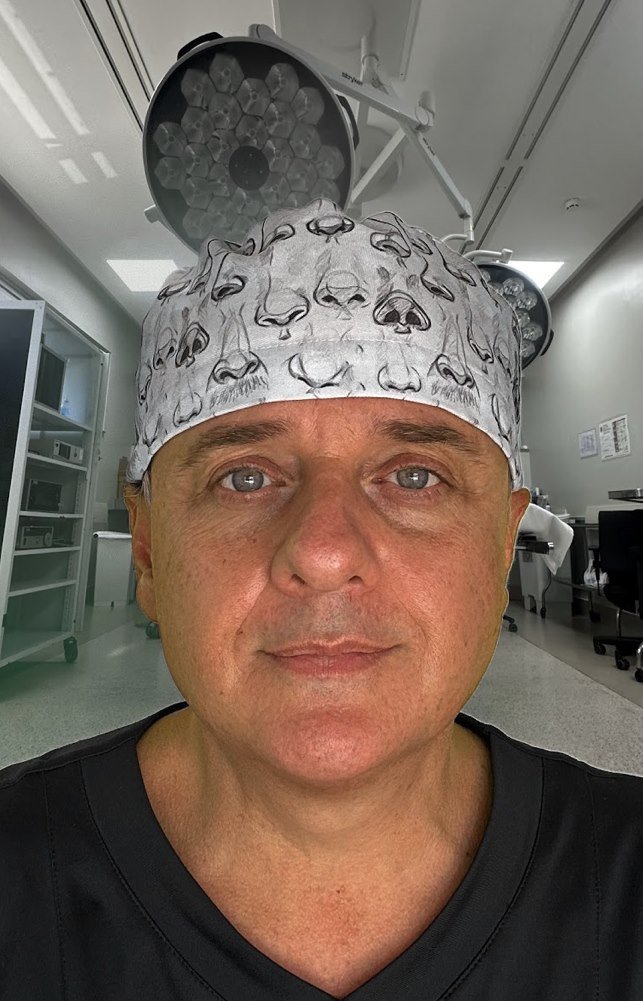 Dr. Leonardo Gomes em centro cirúrgico